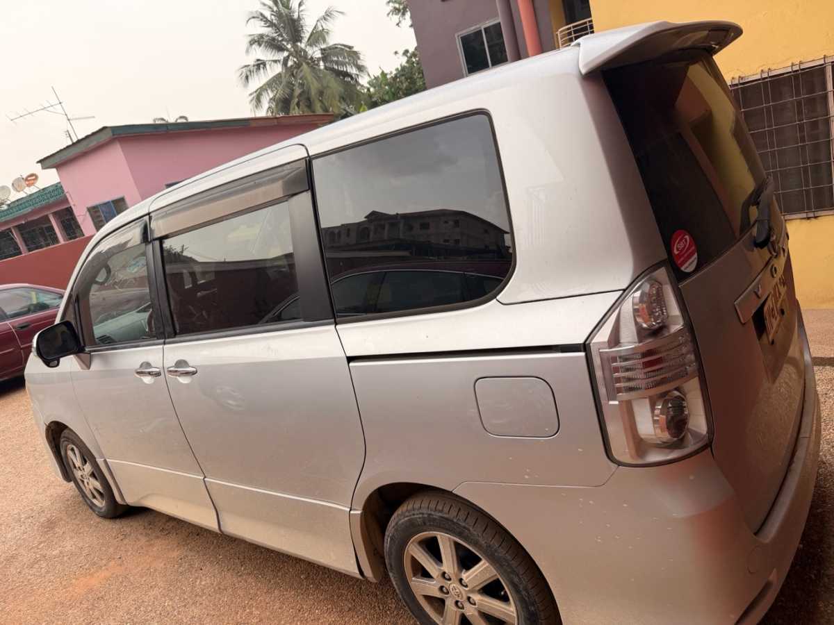 Used Toyota Voxy Car for sale in Kumasi Metropolitan, Ashanti Region, Ghana
