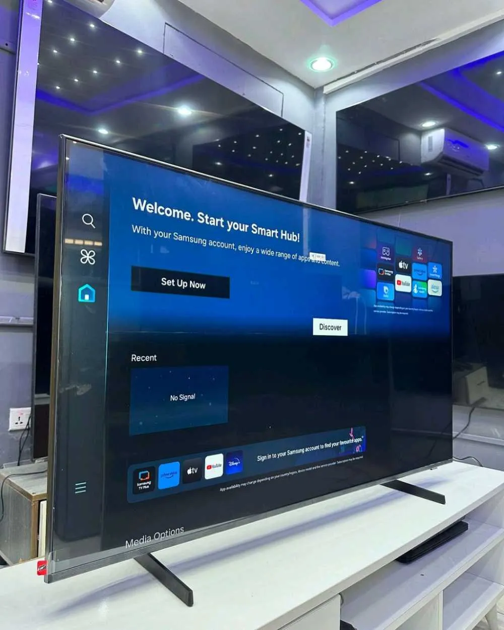 New Samsung QLED 55 INCHES FULL 4K WITH ALL ACCESSORIES FRESH ONE INTERESTED PEOPLE SHOULD CALL ME OR TEXT ME OKAY for sale in Greater Accra, Ghana