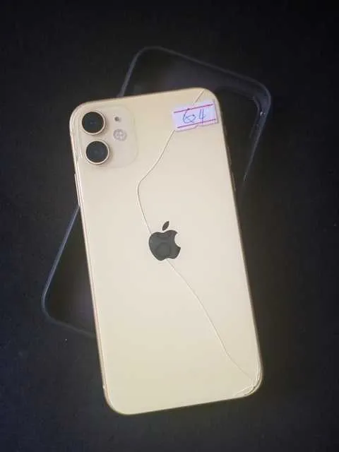 iPhone 11 64GB Uk Used Back Crack for sale in Accra Metropolitan, Greater Accra, Ghana