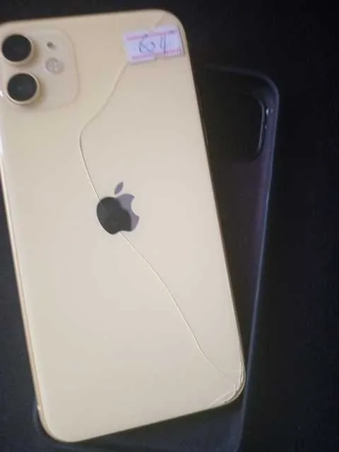 iPhone 11 64GB Uk Used Back Crack for sale in Accra Metropolitan, Greater Accra, Ghana
