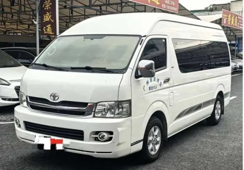 Used -Toyota HiAce -model 2011 - 2.7 lauto luxury - 13seats - 164000km for sale in Awutu Senya, Central, Ghana
