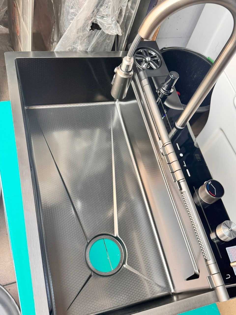 Luxury kitchen sink_Smart sink_Led cabinet sink complete for sale in Accra Metropolitan, Greater Accra, Ghana